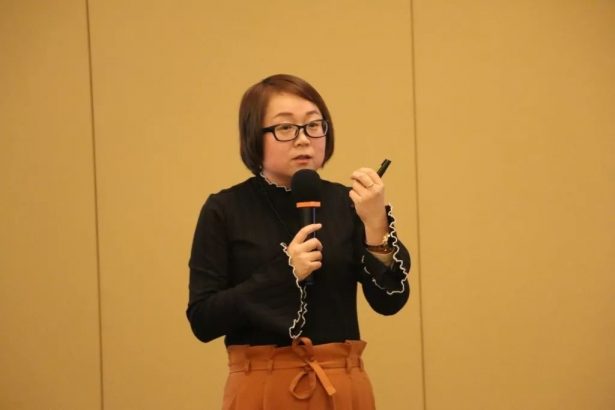 北京銳思維管理咨詢有限公司董事長 王玲燕 進行主題演講